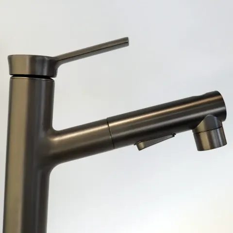 Perfil lateral grifo extensible bucal — foto real