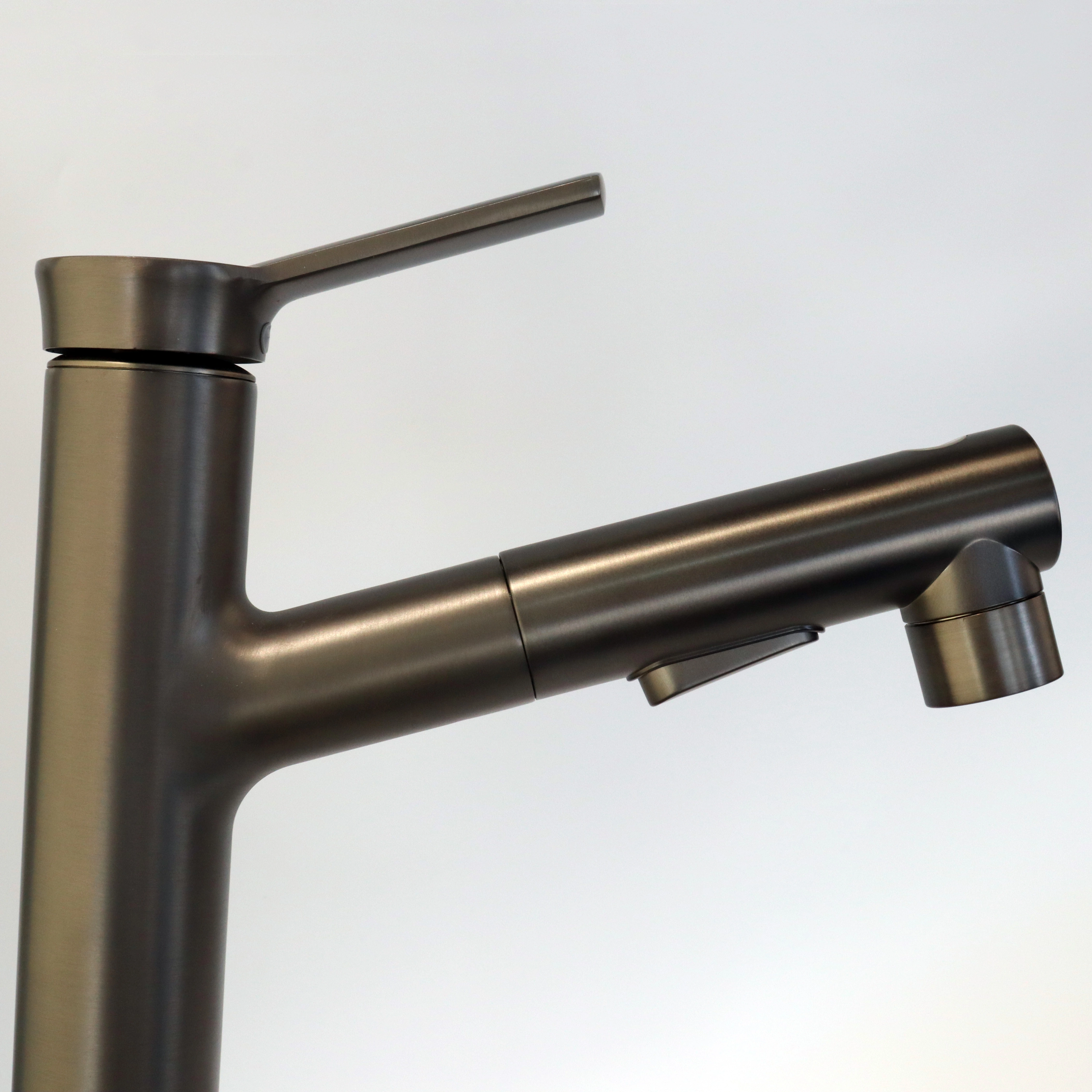 Perfil lateral grifo extensible bucal — foto real