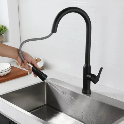 Manguera extensible pull-out grifería negra mate en acción