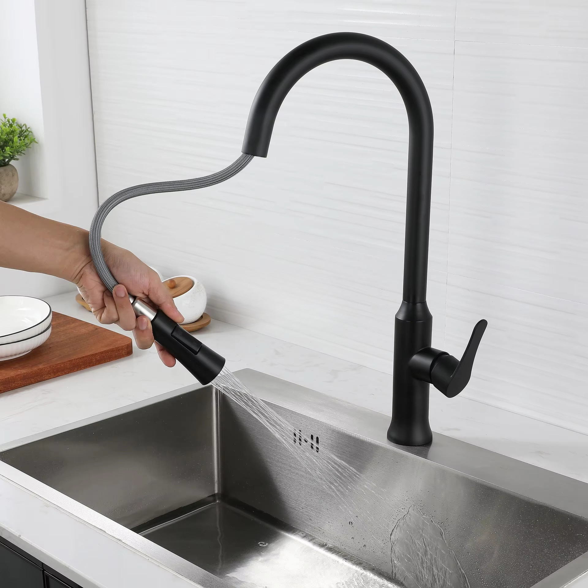 Manguera extensible pull-out grifería negra mate en acción